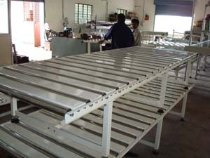 Un powered Roller conveyor with closed gap